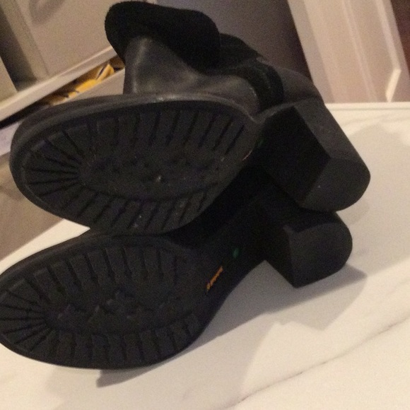 Timberland chunky black heeled boots, size 6.5. - Picture 5 of 7